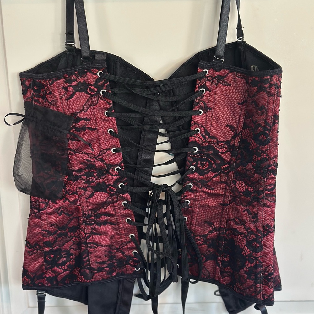 Coquette Corset fully adjustable cranberry and black Medium never warn